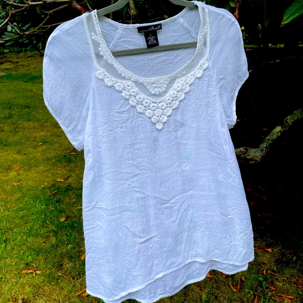 Willie Smith laced white short sleeve shirt. Excellent condition. Size L
